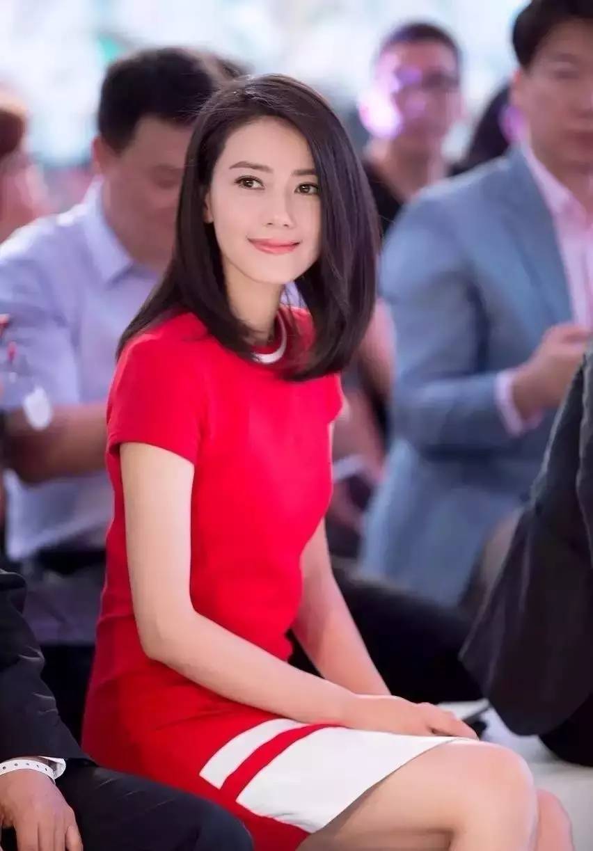 《傲骨賢妻》裡的律師冠名合夥人戴安,選擇了西裝款;大嘴安選擇了休閒