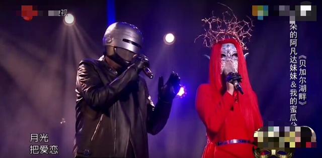 在某一期综艺节目中,戴着面具的塔斯肯和谭晶合唱一首《贝加尔湖畔》