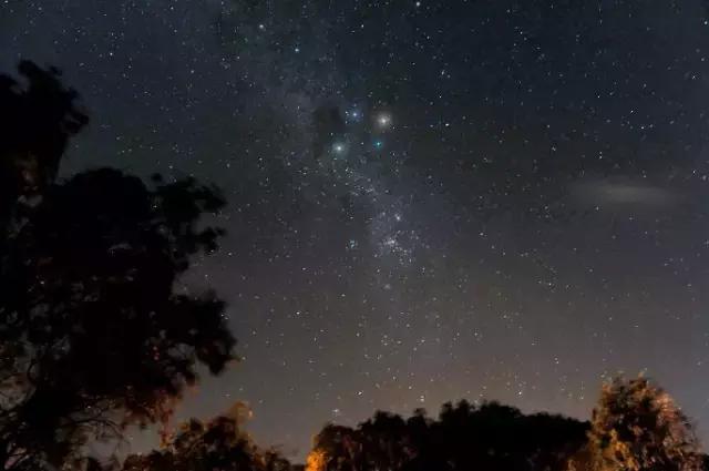 在南半球的大部分地區,一年中的任何夜晚都很容易看見南十字星座,這四