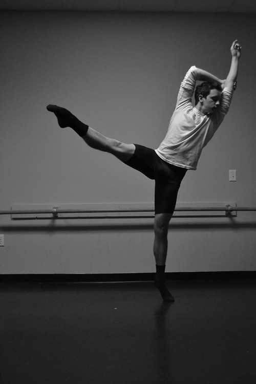 芭蕾舞男一个人图片