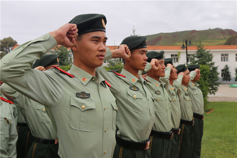 武警海北州支队举行庆八一向军旗宣誓活动