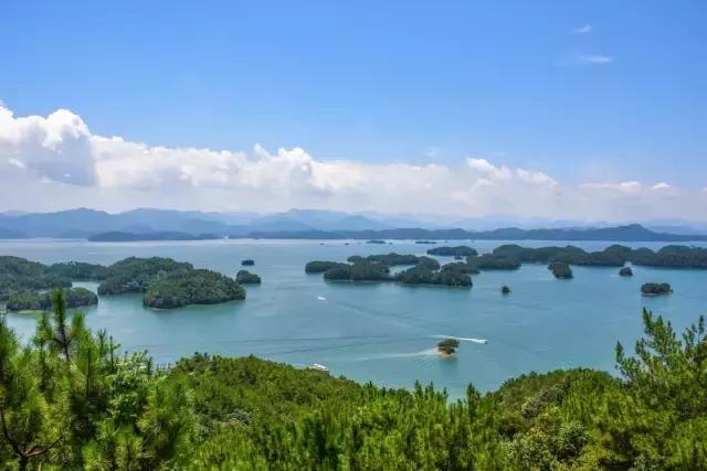 千島湖安麓選址在千島湖西南湖區,周圍與文淵獅城,龍川灣景區近在咫尺