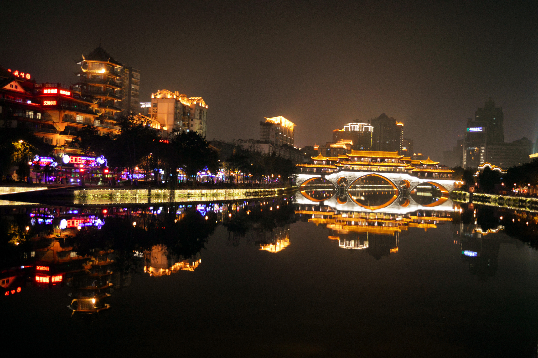 除了入住的房间看到的美丽成都夜景外,成都明宇尚雅饭店散步走到锦江