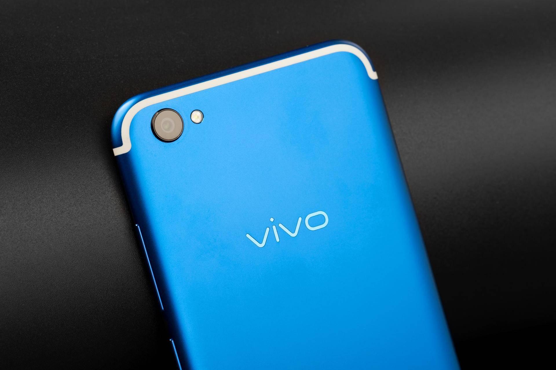 vivo x9s活力蓝的背面依旧采用了蓝色基调辅以白色天线,这自然而然