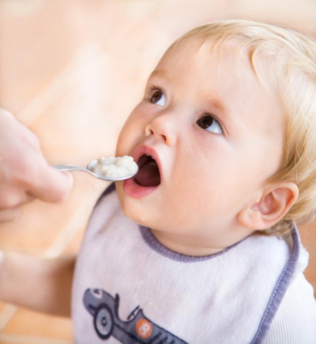 小孩子吃零食要控制,有些可以吃有些要趁早拒絕