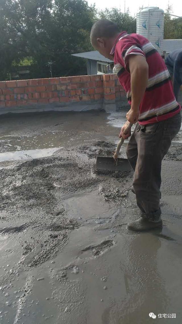 保護層用細石混泥土,避免滑坡丙綸防水層.