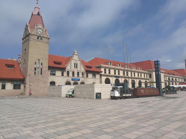 百年曆史的青島火車站 青島站位於市南區泰安路,始建於1899年,是一座