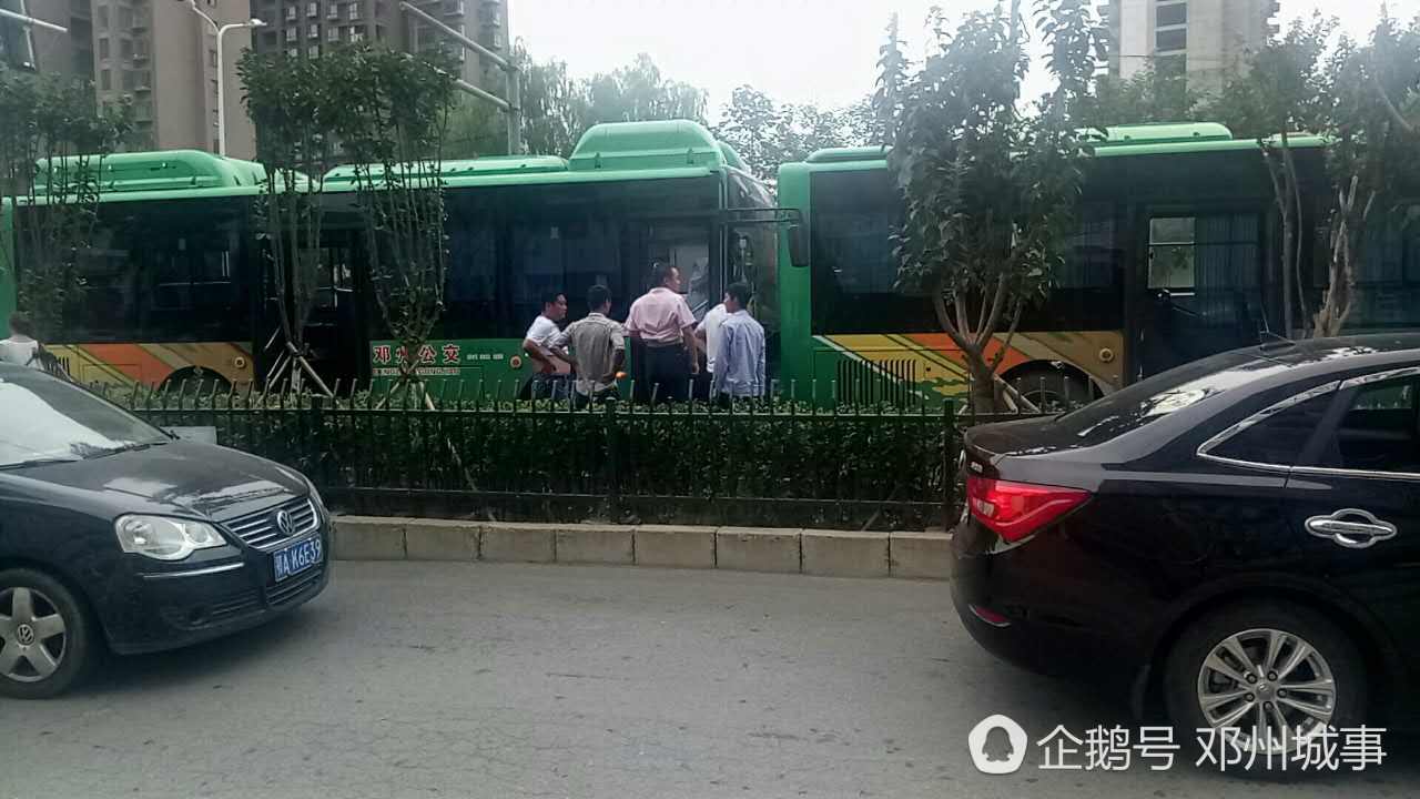 南陽鄧州發生一起交通事故 兩公交兩轎車四車連撞