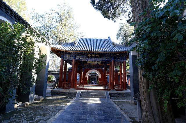 进入岳飞庙,右手便是宋义烈将军施全祠,施全将军手持利剑,祠前跪着五