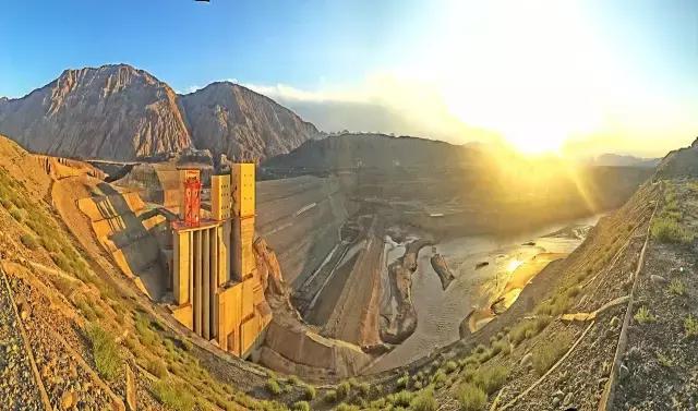 3000多米的新疆维吾尔自治区重大项目卡拉贝利水利枢纽工程施工现场