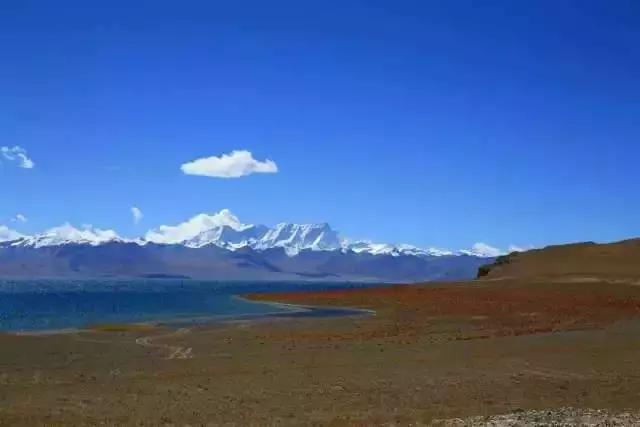 遥望雪山 向远处望去,高大的念青唐古拉山脉,屹立在天地之间,这一切