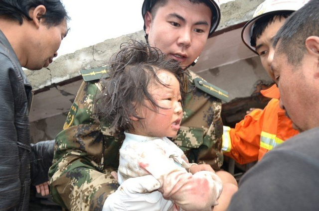 地震中小女孩被救出