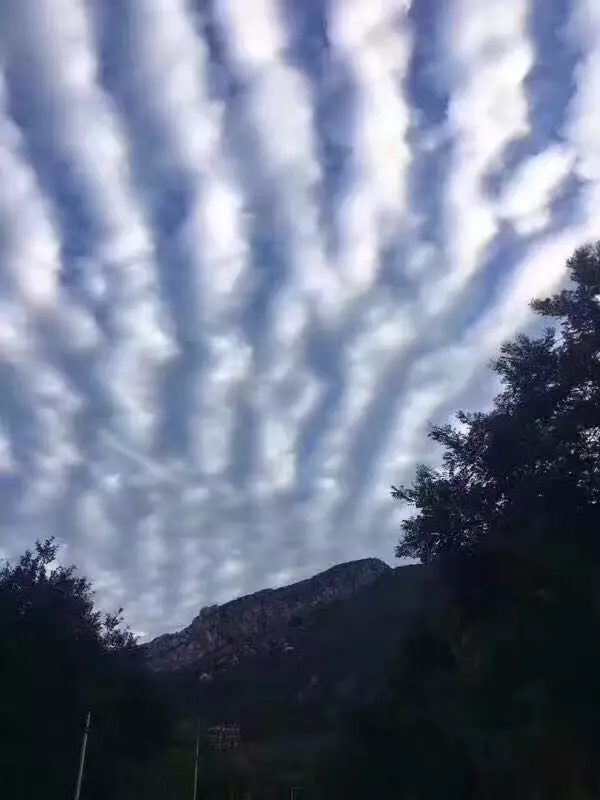 汶川地震七彩云图片