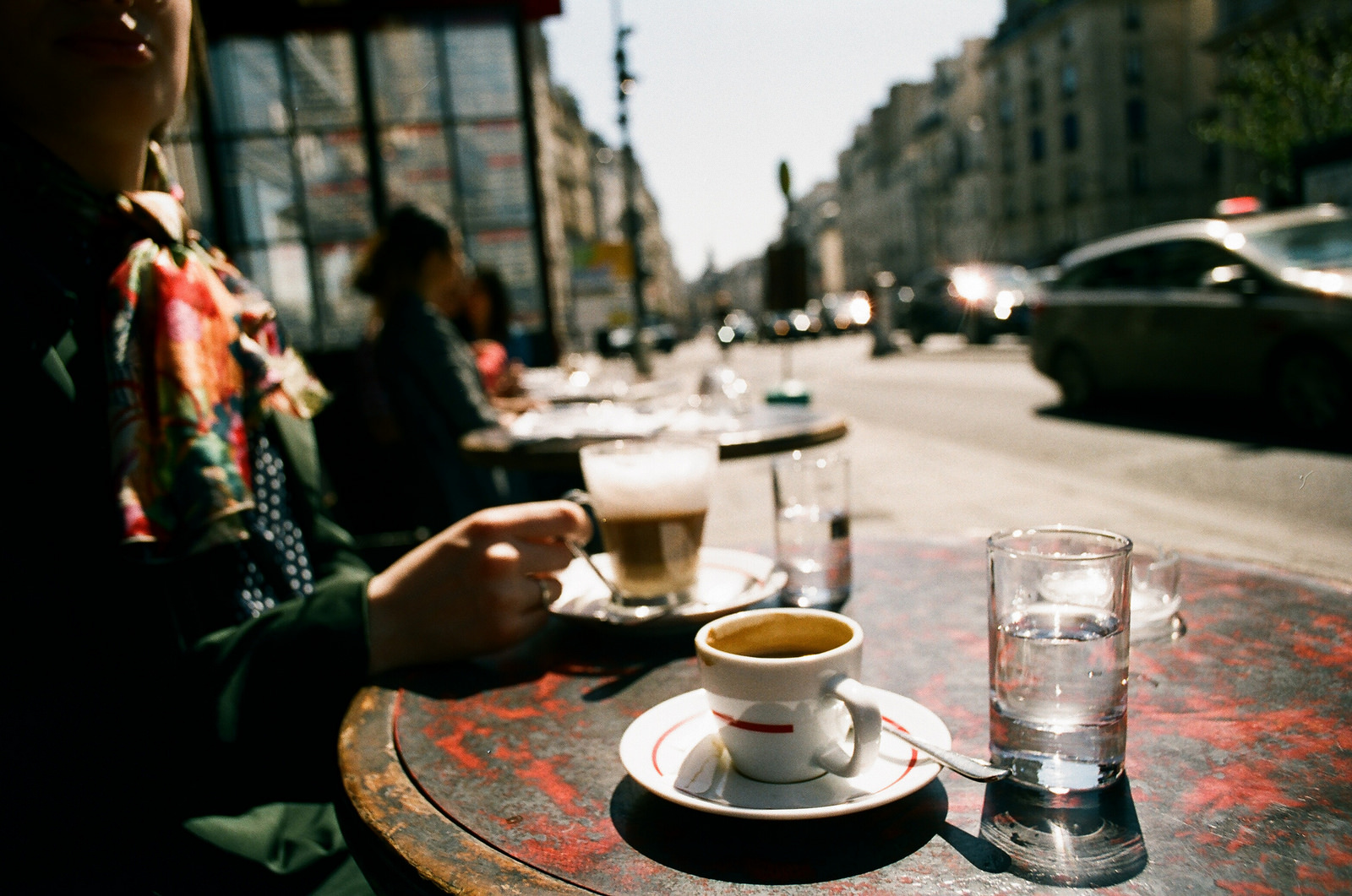 但,一切都在悄然改变着在法国巴黎街头星巴克,一杯意式浓缩咖啡大约是