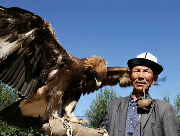 实拍:新疆柯尔克孜族的老猎鹰手(图)