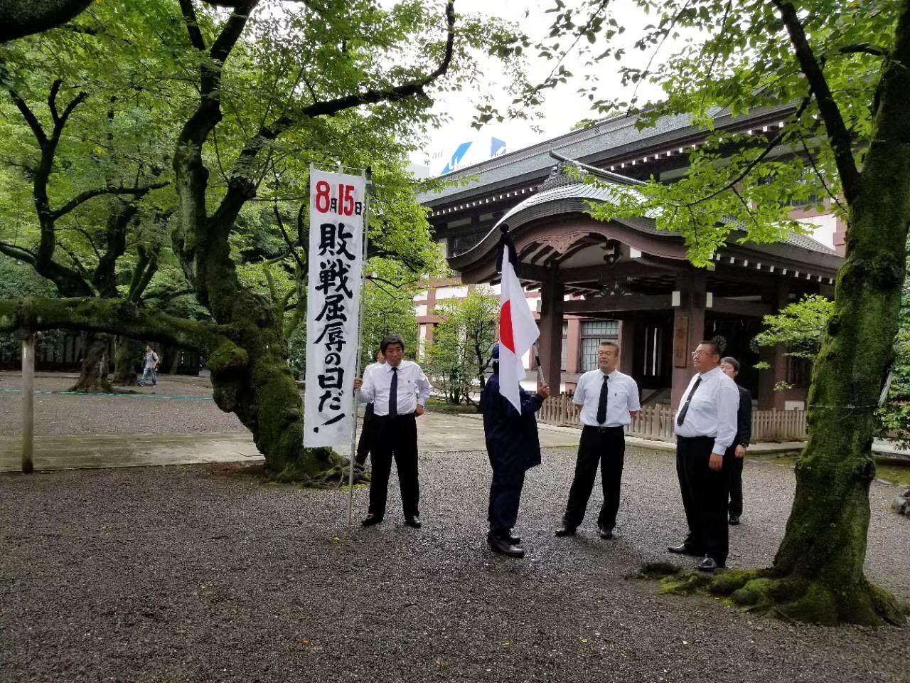 日本30万右翼民众穿军装举军旗参拜靖国神社