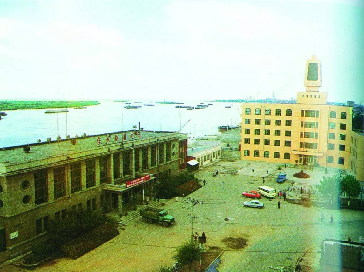 佳木斯港务局办公楼(右)图为20世纪80年代佳木斯航运码头佳木斯火车站