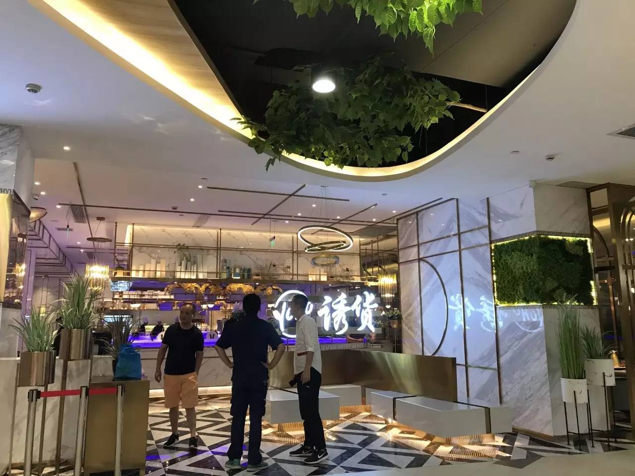 福州东百爱琴海店出新招 海底捞,胖哥俩等齐聚管饱街