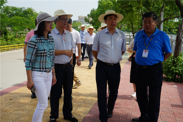 宣传部部长黄丽凤,区人大常委会副主任李元正及有关单位负责人的陪同