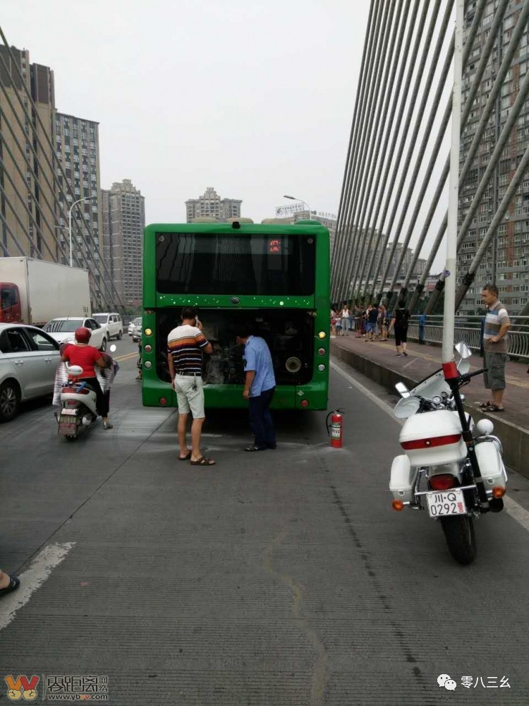 恐怖!宜賓7路公交車發生自燃,幸司機反應及時,無人員傷亡!