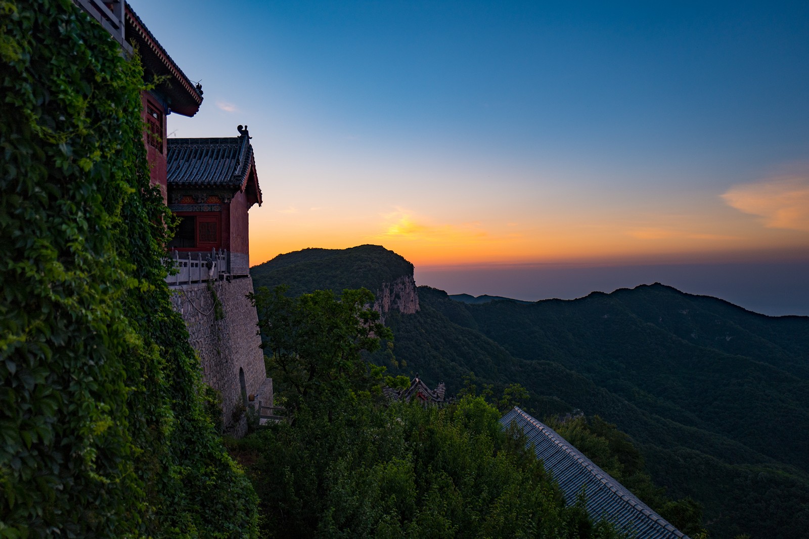 云台山建在山顶上的宫殿,竟然美如皇宫!