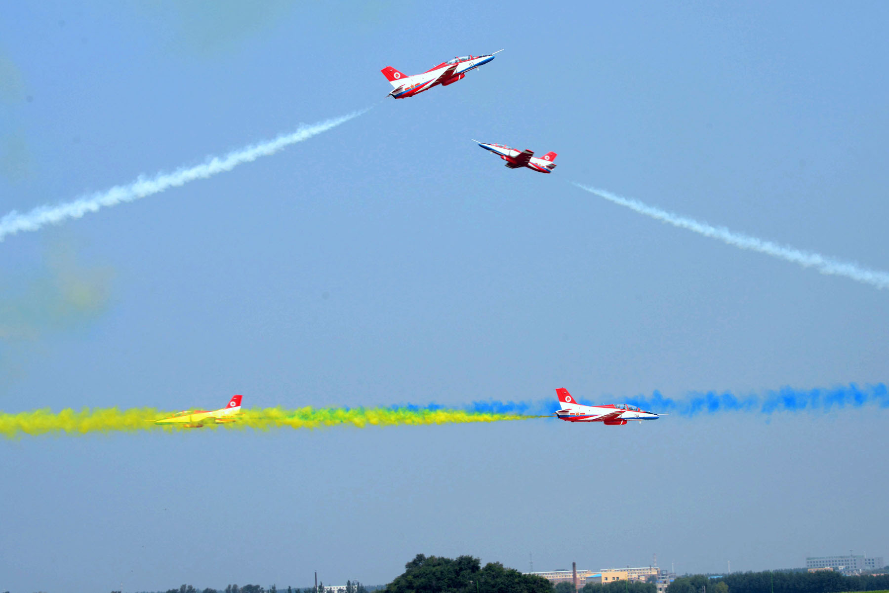 長春空軍開放日傘花四溢絢麗多彩,兩種表演飛機所有飛行員都開過