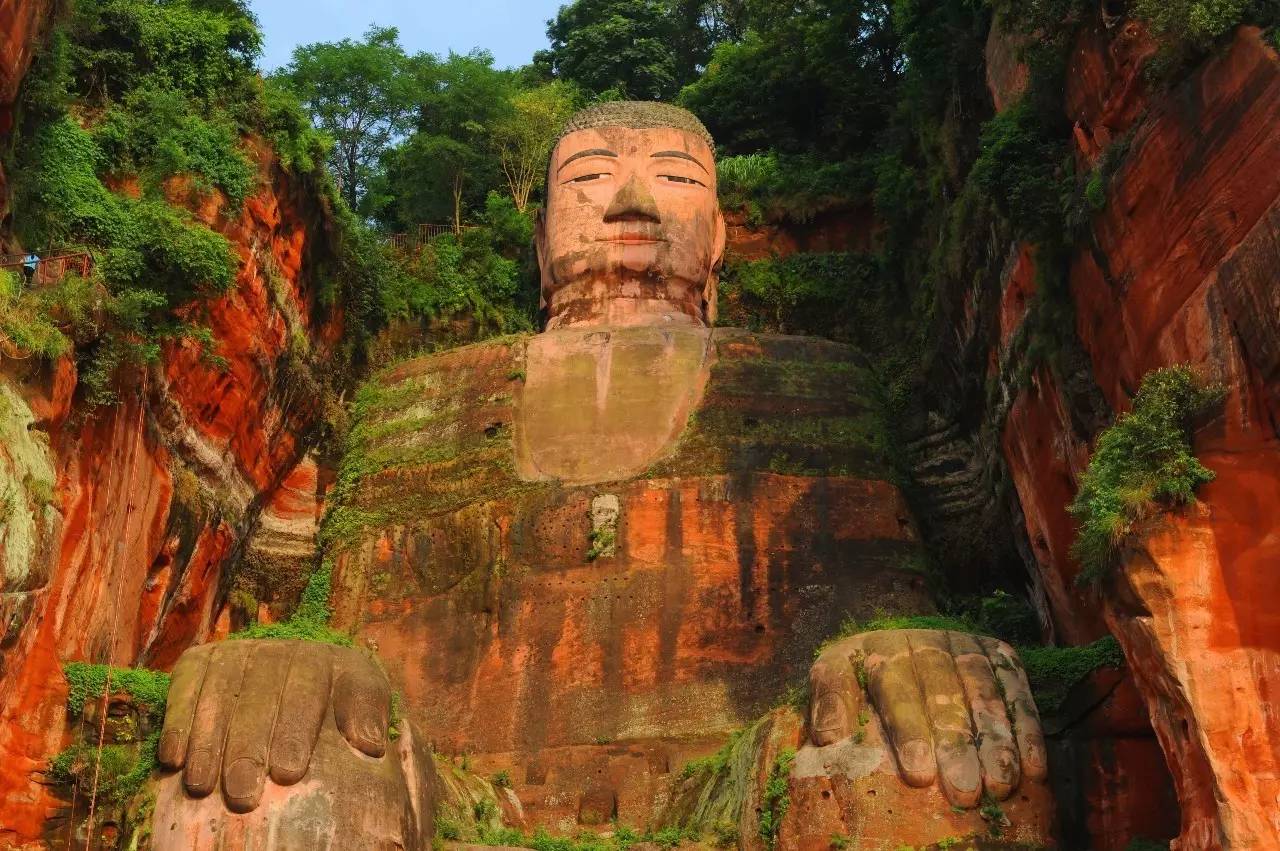 作为中国最大的一尊摩崖石刻造像,乐山大佛展现了古代劳动人民的