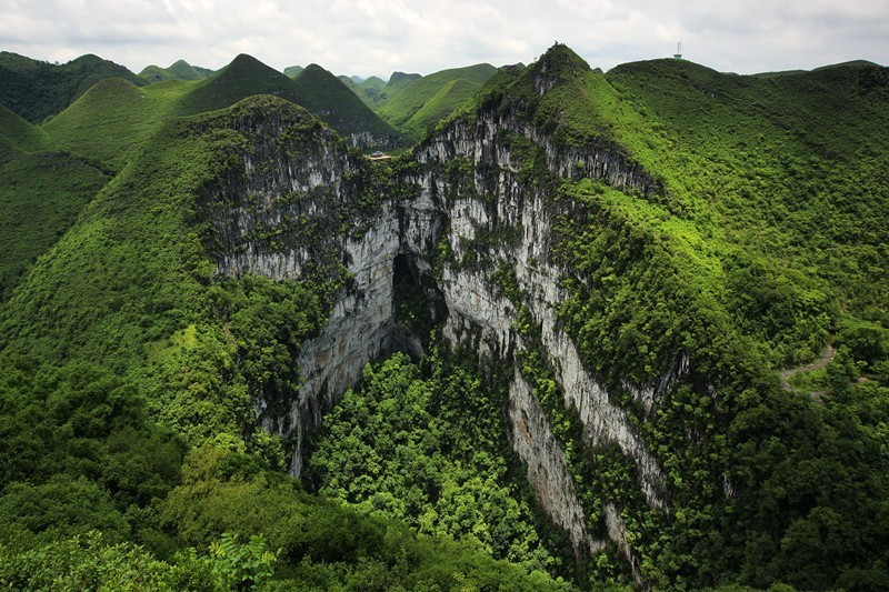 神奇險峻的大石圍天坑 李晉攝影