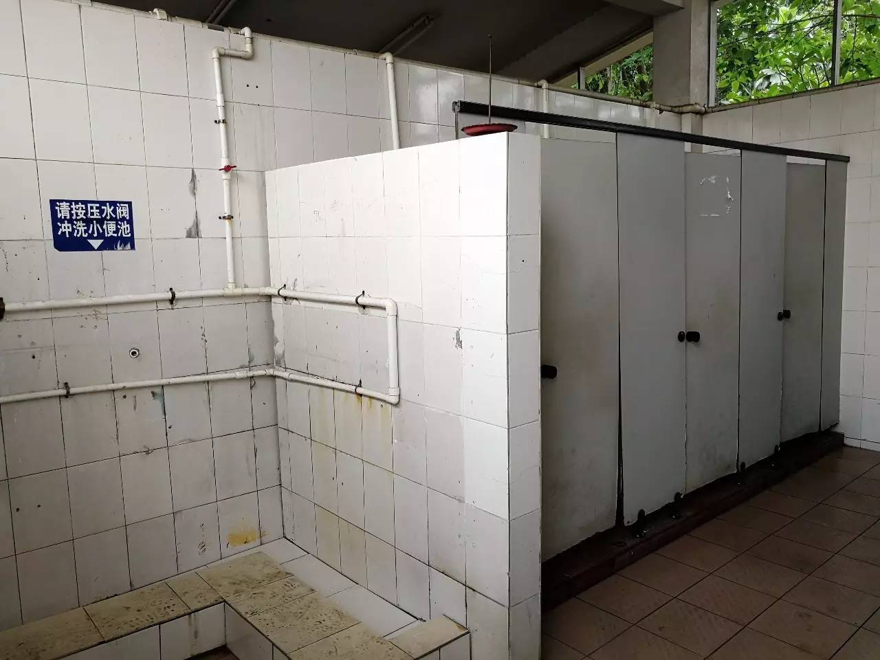 旧厕所现状图公厕文明仅有厕所建设者,管理者的努力是远远不够,公厕