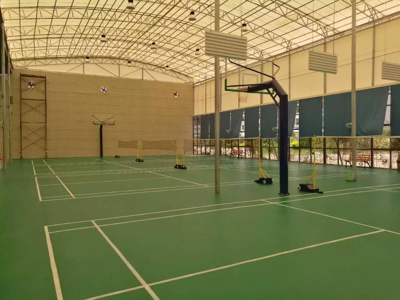 标准的室内篮球场,走心的超强电抽风环境宜人的休息区全玻璃包围,加上