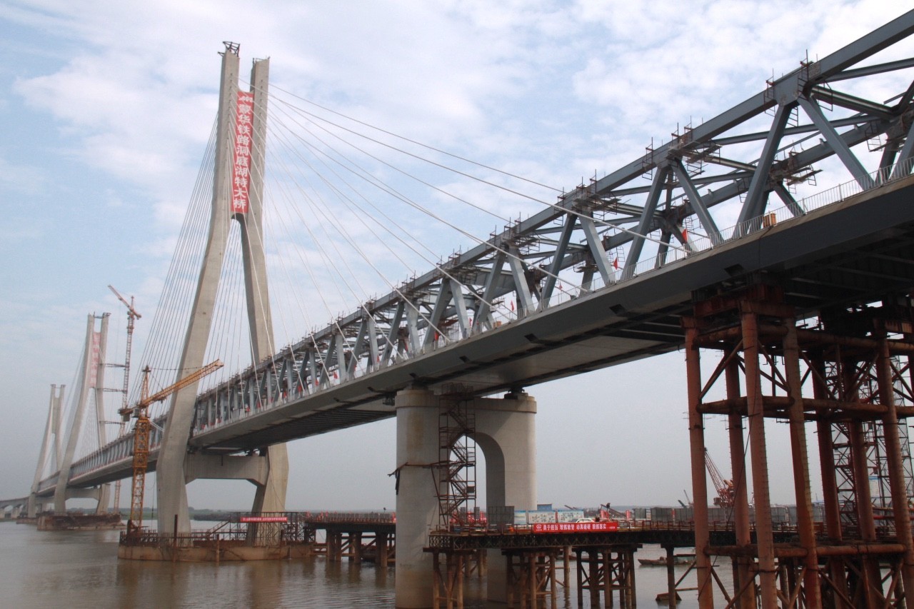 世界上首座重载铁路三塔斜拉桥主体工程完工中国桥梁再创多项世界之最