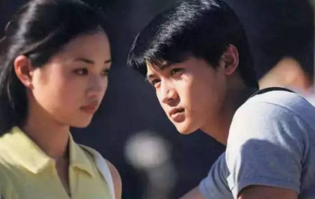 张龄心出道很早,17岁就在电视剧《永不瞑目》中饰演陆毅的初恋,从此
