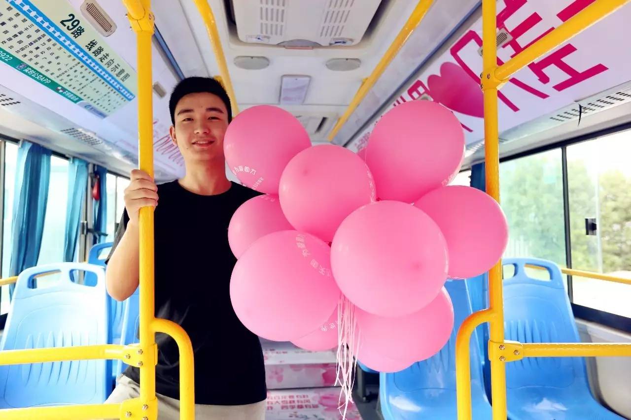 太浪漫今天荆门的29路公交车变成粉红色的啦