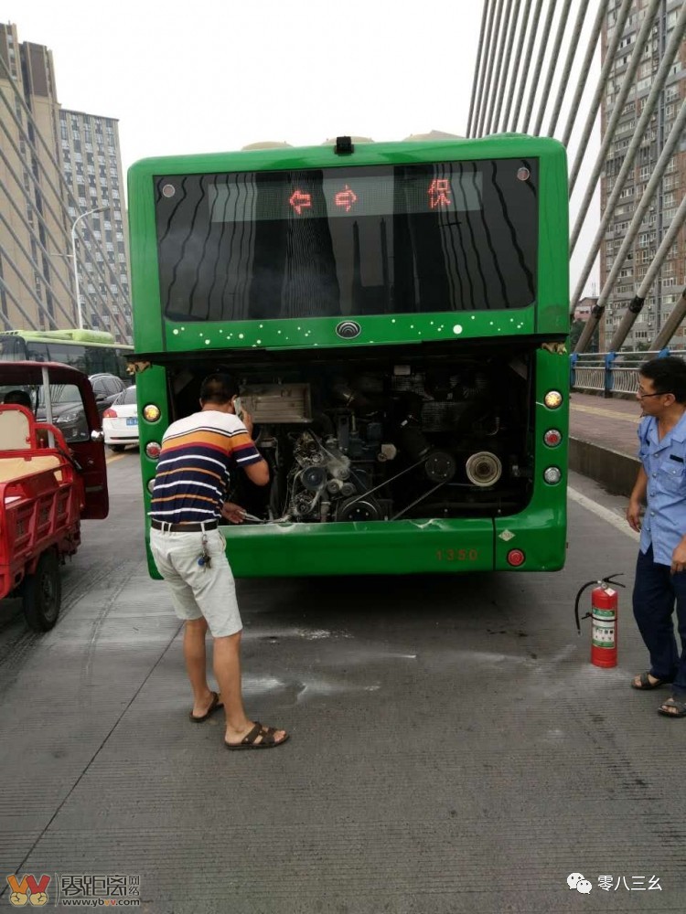 恐怖!宜賓7路公交車發生自燃,幸司機反應及時,無人員傷亡!