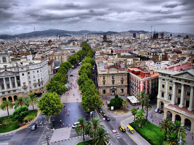 兰布拉斯步行街(la ramblas)是巴塞罗那市中心的一条著名的步行林荫道