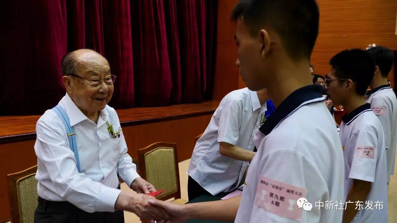 "金银星"奖学金是香港潮安同乡会和陈伟南,谢贤团,黄书锐,谢