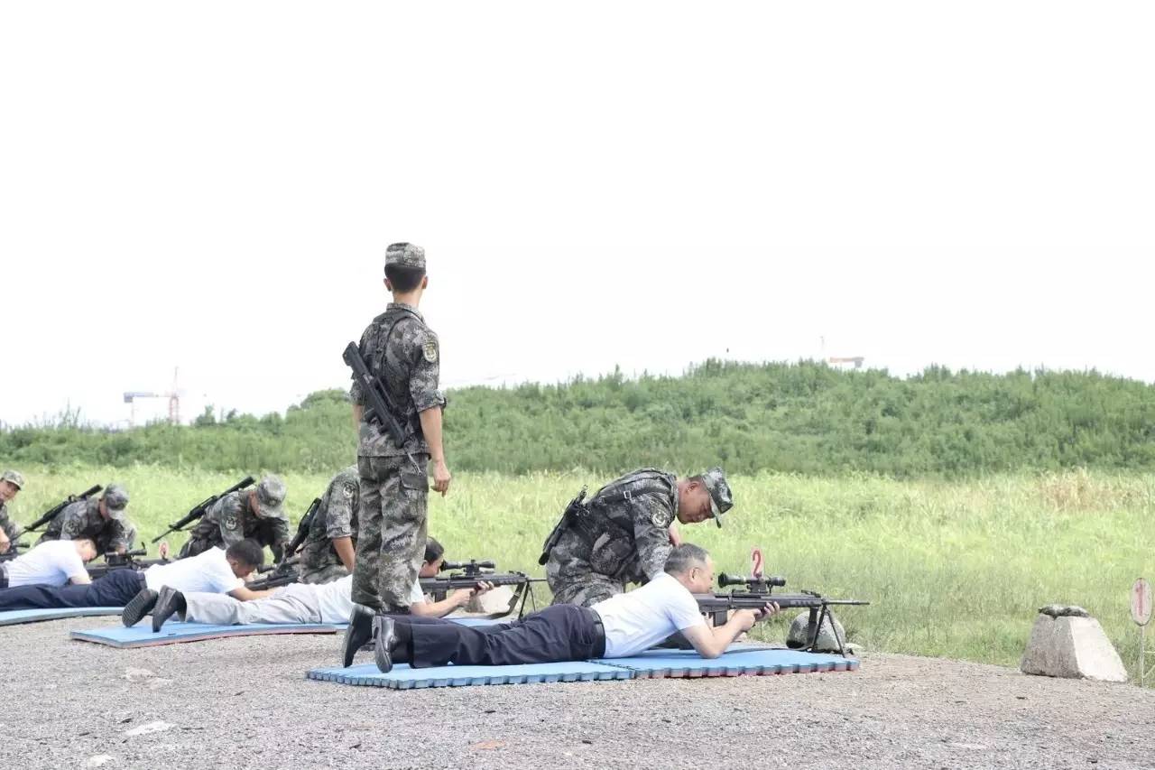 体验了部队士兵日常训练的项目,如射击打靶等,现场观看了士兵日常站