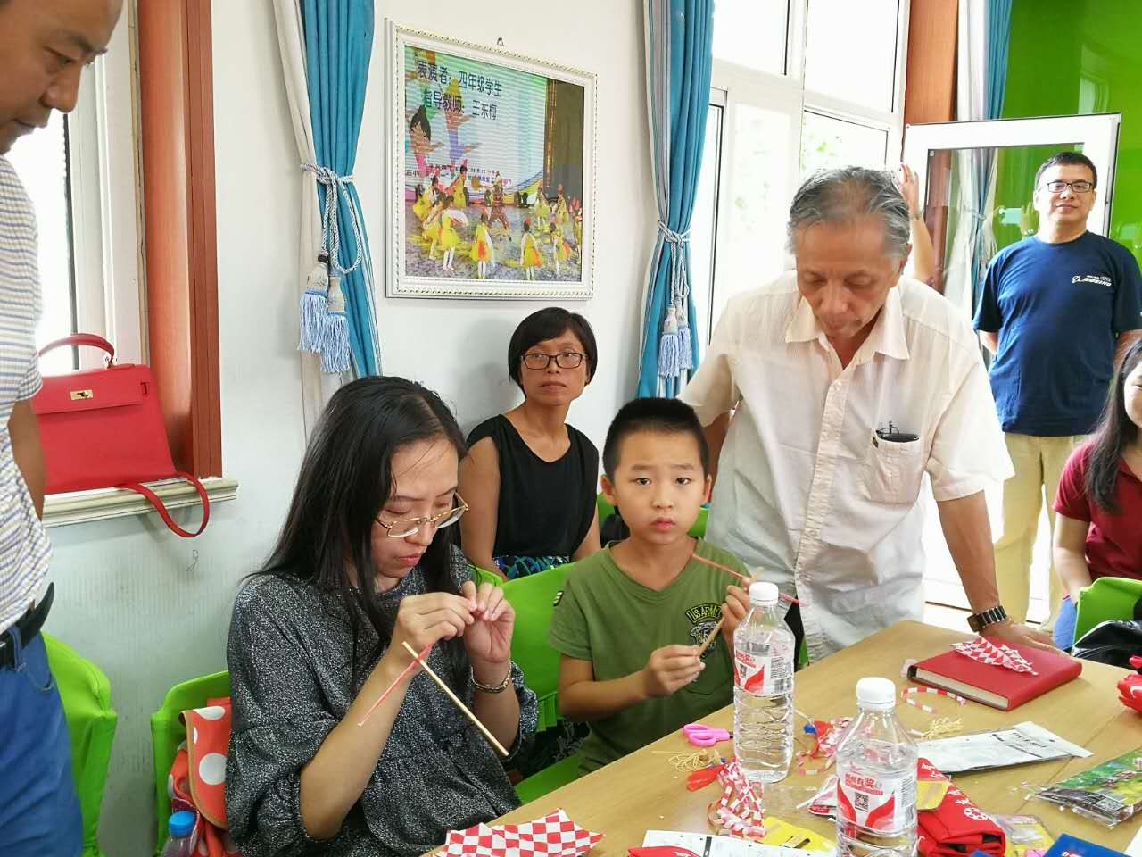 启动仪式现场,甘肃省庆阳市环县红星小学的胡旺军老师对航空知识进行