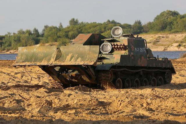 我国gcz112l履带装甲工程车能为坦克和装甲车扫清一切障
