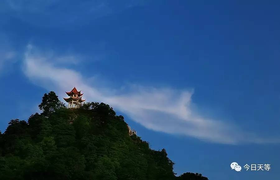 走在獨秀峰山腳下的麗川河畔往山頂看,山峰影影綽綽,草木鬱鬱蔥蔥