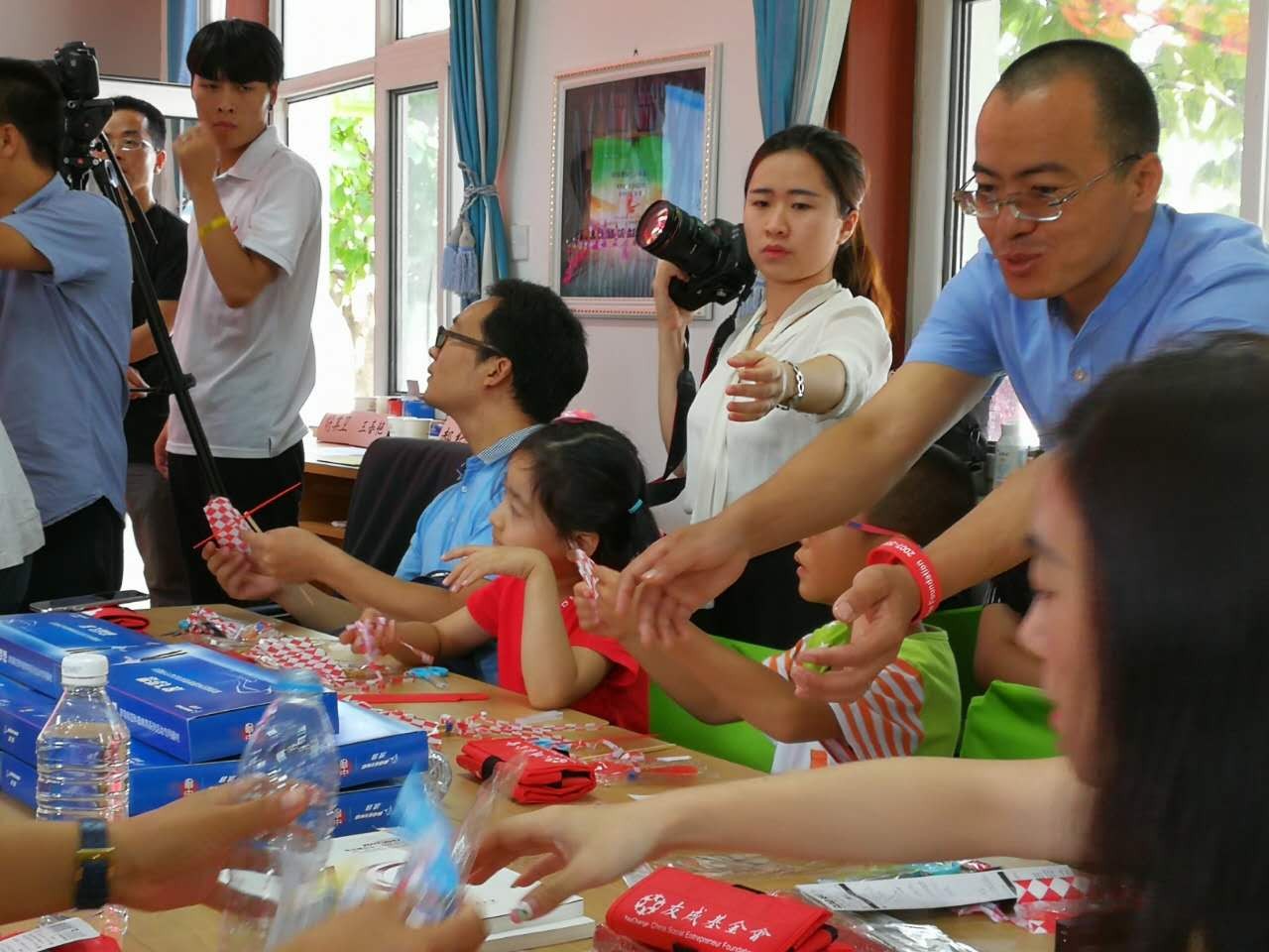 启动仪式现场,甘肃省庆阳市环县红星小学的胡旺军老师对航空知识进行