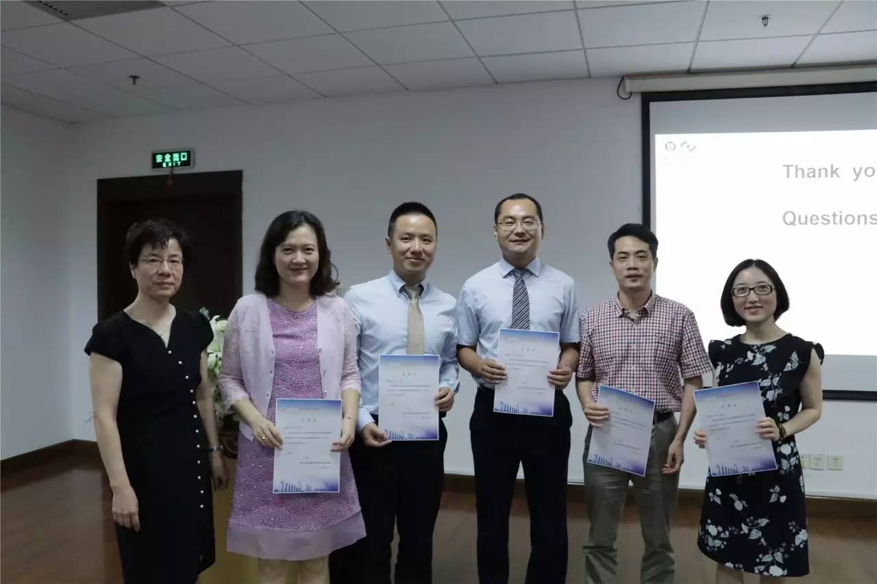 在上午的学习班上,复旦大学附属眼耳鼻喉科医院视光学组瞿小妹教授