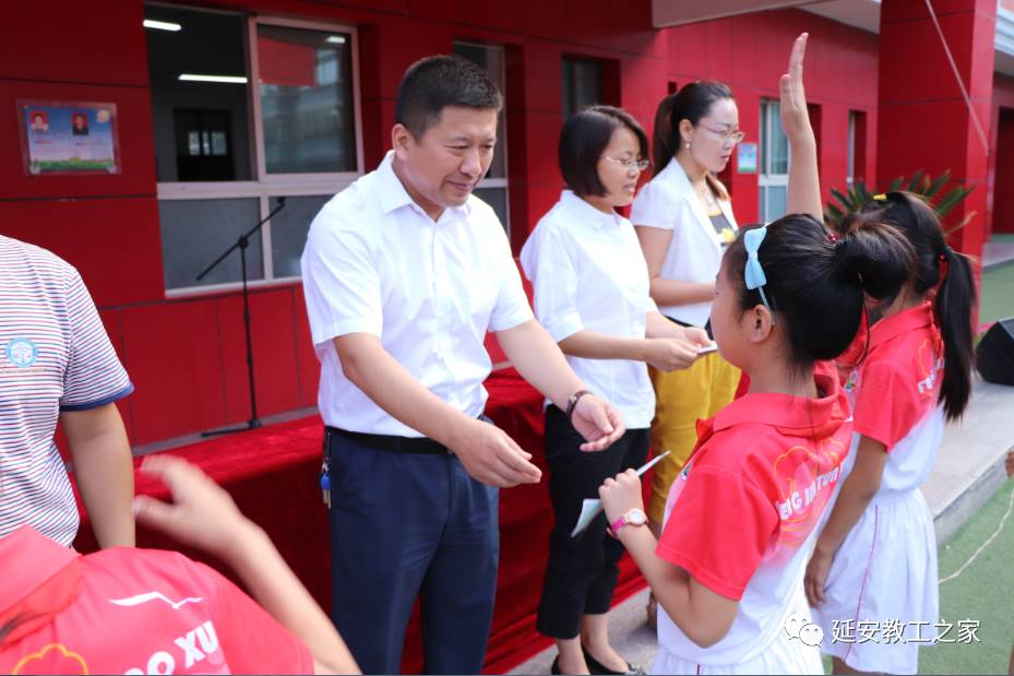 子長縣馮家屯小學校長.中共黨員,高級教師,大學本科學歷.