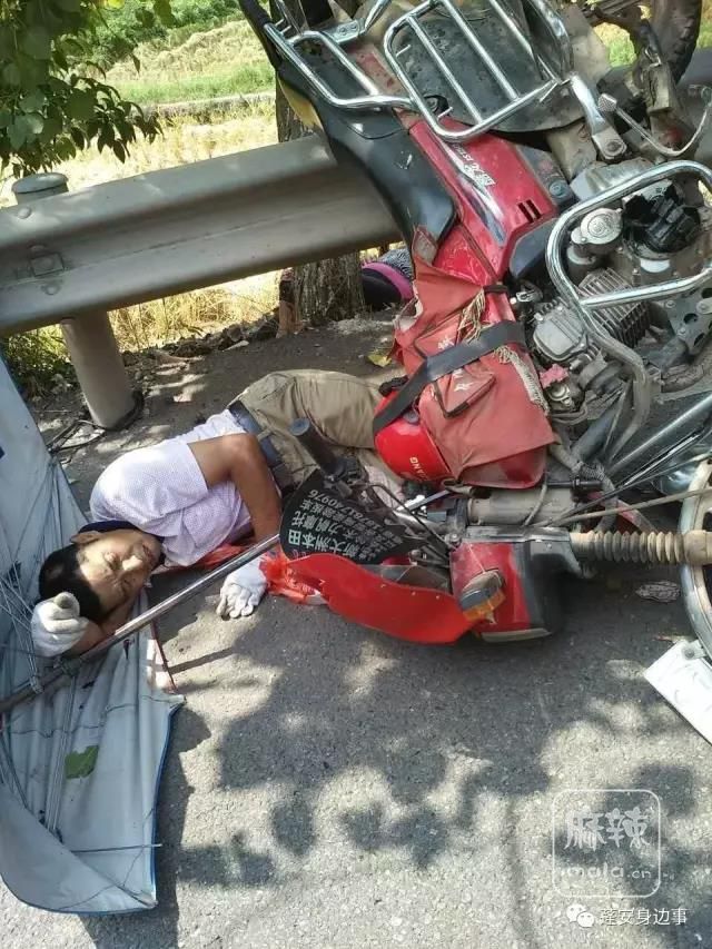 蓬安国道318小车与摩托车相撞,一妇女膝盖受伤严重