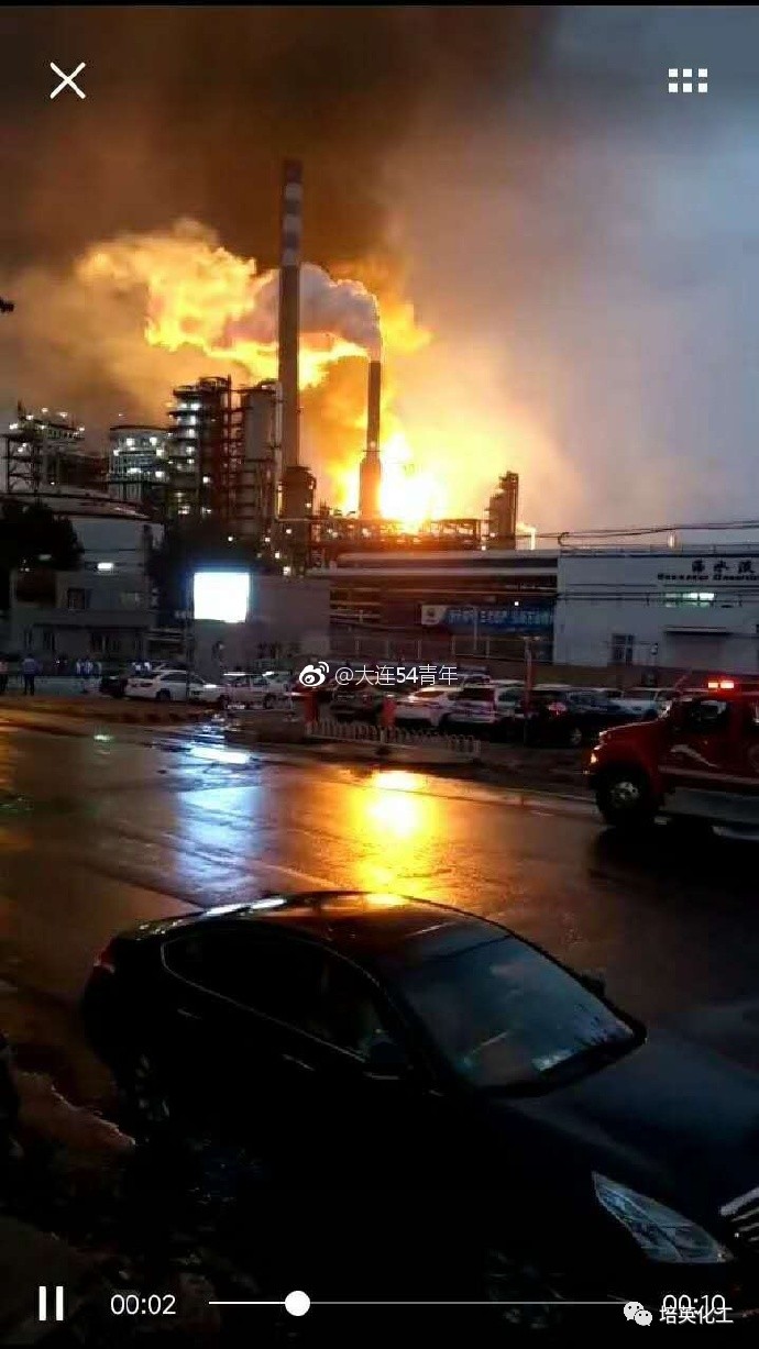 中石油大连石化分公司发生火灾现场火光冲天