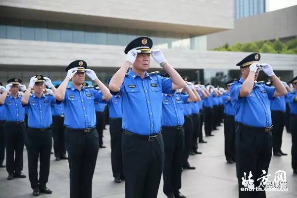 城管快訊全國城管執法統一制服天津9000名隊員換裝