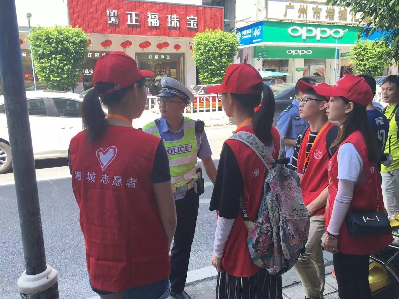 7月28日上午,大学生平安志愿者参与"文明交通志愿服务活动.