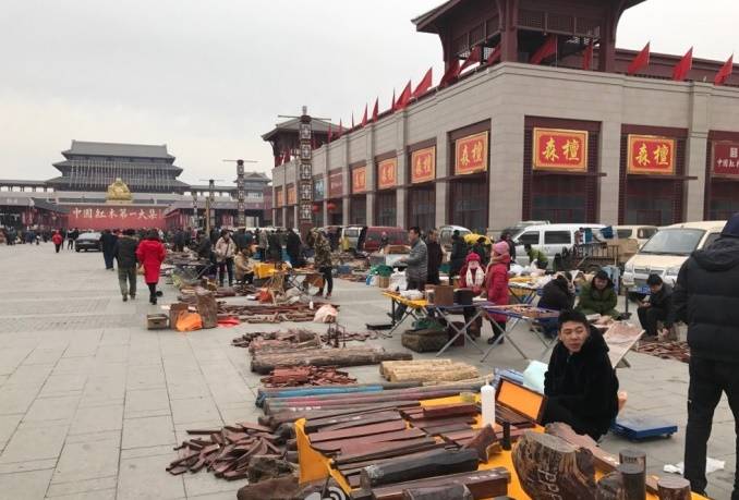 演讲过程中,曹老师通过幻灯片的形式为嘉宾讲解了现在文玩市场上主流