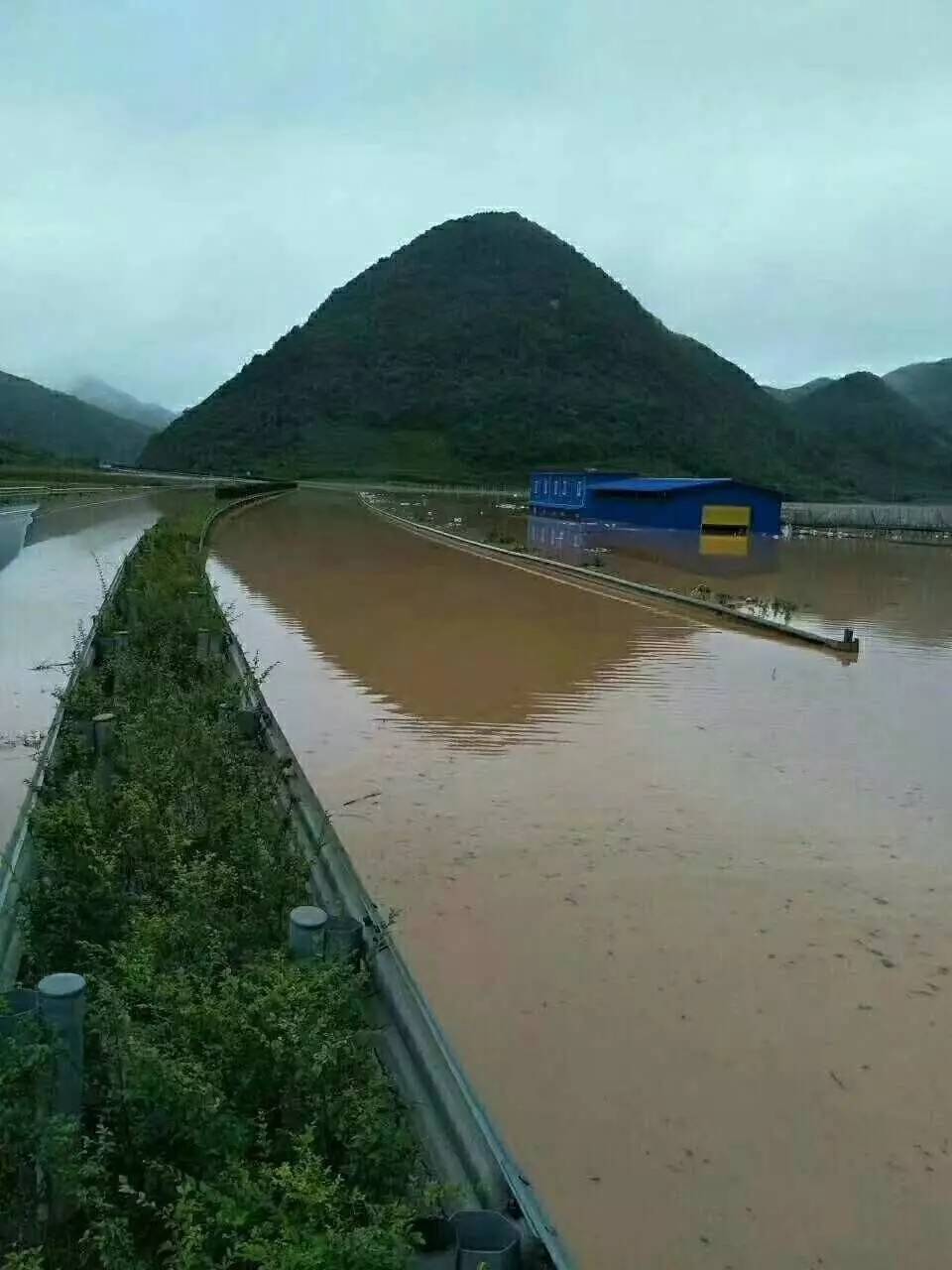 普炭一級路夾馬石路段淹水硯山往返丘北需繞行