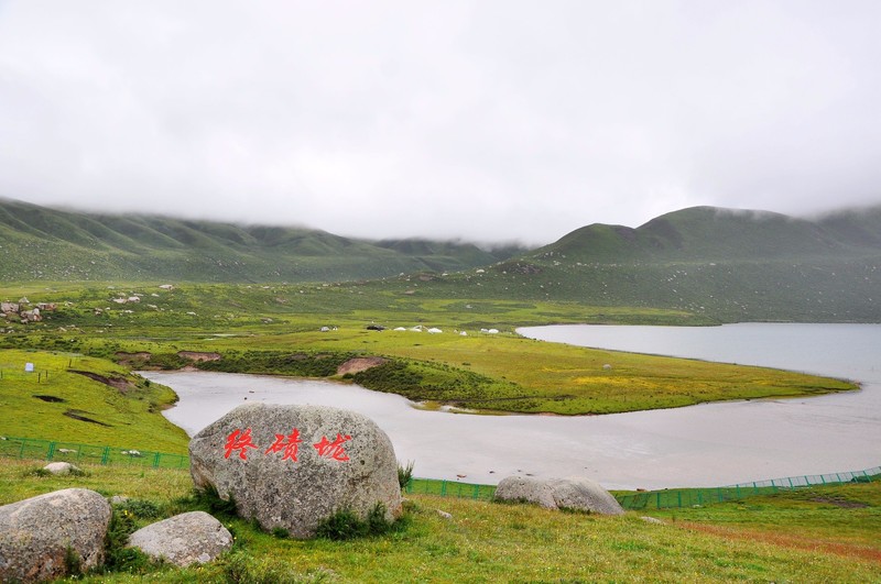 年保玉則峰海拔5369米,緊鄰四川阿壩縣,與阿尼瑪卿山,大雪山和邛崍